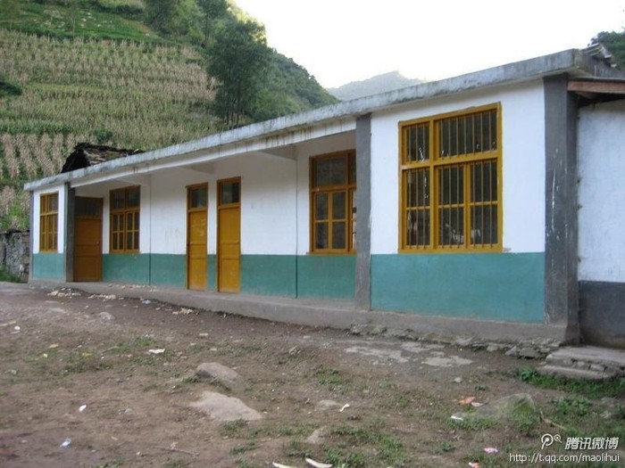 Ngôi trường trước khi bị trận lở đất chôn vùi